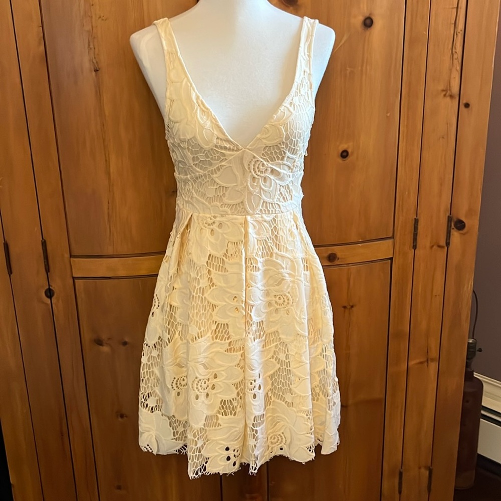 Free People cream lace cocktail dress, size 0, fully lined, NWT.